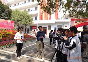 松坡电视台学生记者在老师指导下拍摄采访